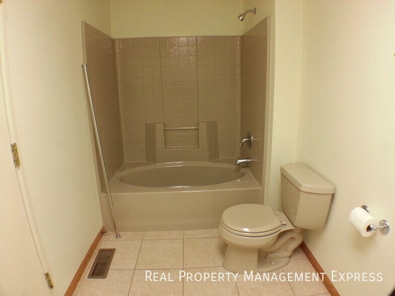 Building Photo - Cozy 2 Bedroom, 1 Bath Twin Home with 2 st...