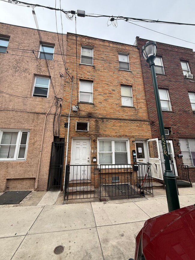 Primary Photo - 3056 Richmond St