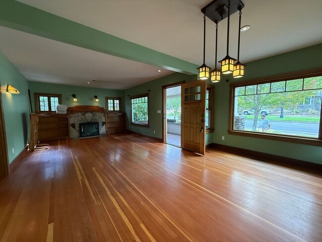 Building Photo - Craftsman home near Downtown Ashland | Ava...
