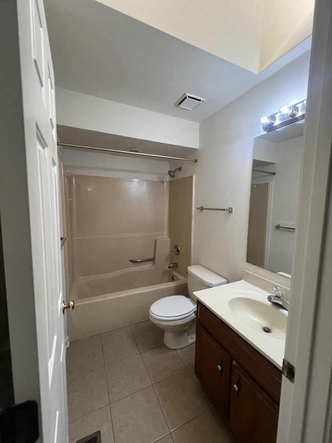 Building Photo - 409 Woodview Dr