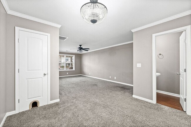 Building Photo - 2 Bedroom Pet Friendly Condo For Rent Near Beachaven Vineyard!