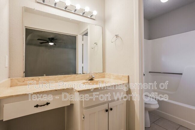Building Photo - 7705 Red Oak St