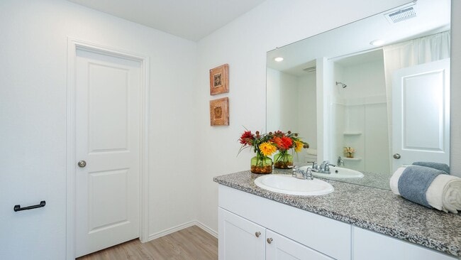 Building Photo - Spacious 4-bedroom, 2-bath located in Summerhill subdivision