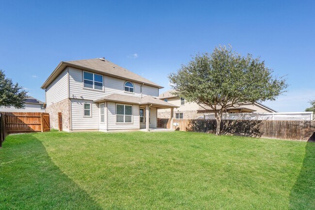 Building Photo - 4 bedroom home only 4 miles from Randolph AFB