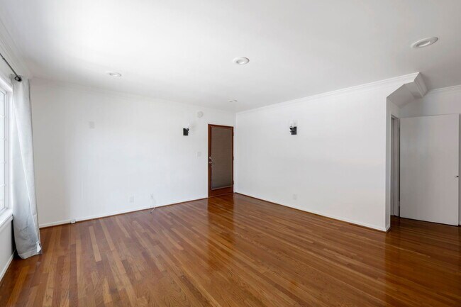 Building Photo - 1008 N Stanley Ave