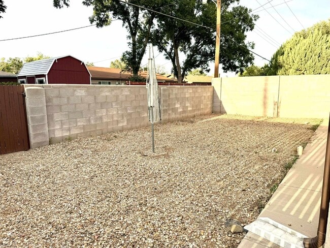 Building Photo - 305 E Mescalero Rd