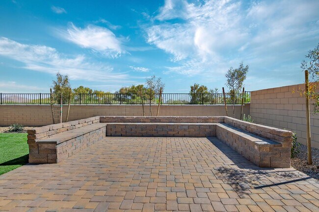 Building Photo - 1024 Saker Falcon Dr