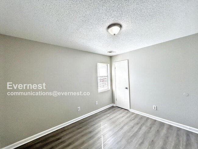 Building Photo - Spacious 3 Bed, 1 Bath Home with Fenced Yard and Off-Street Parking