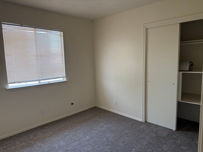 Building Photo - Great location.  4 Br, 1 3/4 Ba, 2 living areas, spacious yard.