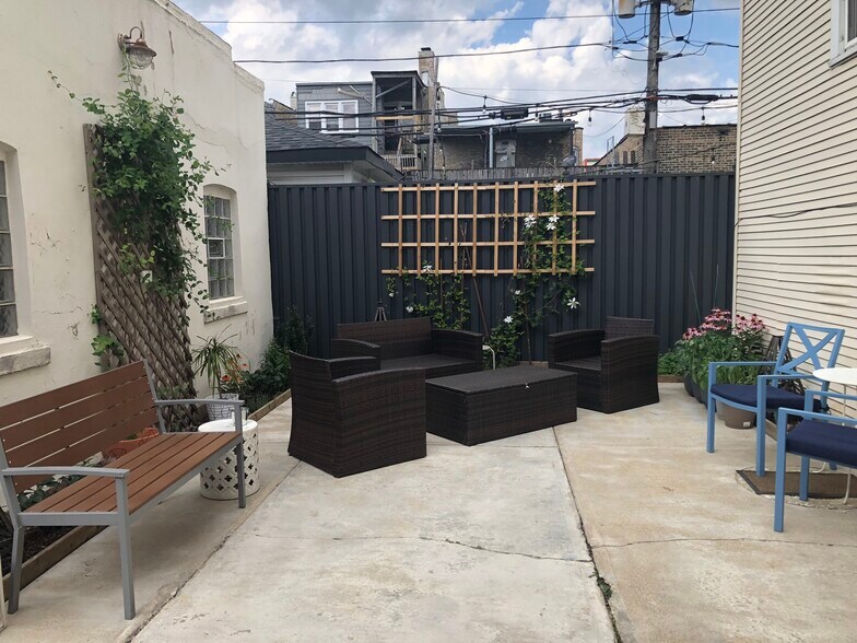 Building Photo - 2338 N Avers Ave