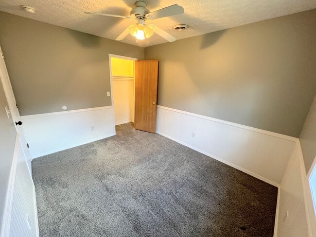 Building Photo - Single Family Home with a fenced in backyard!