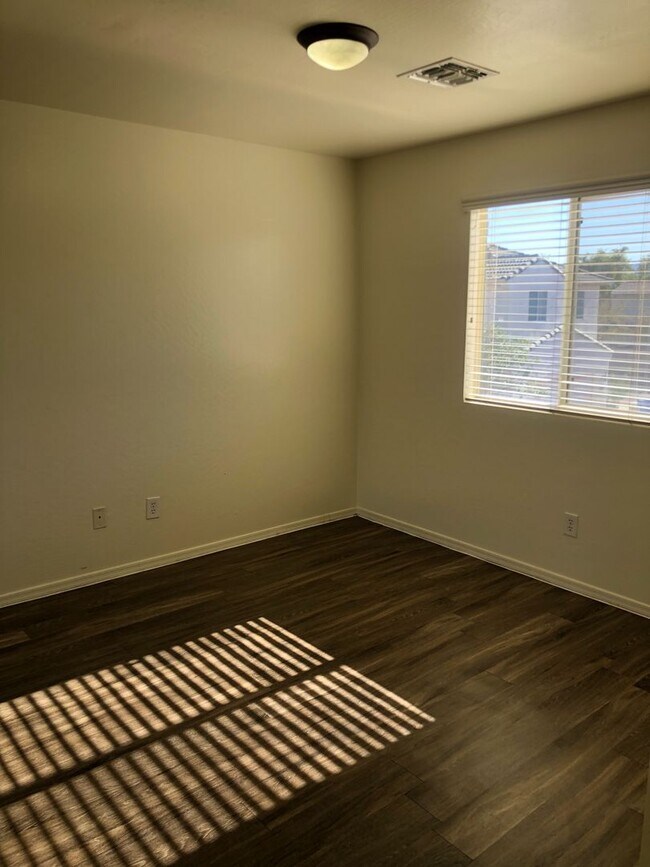 Building Photo - 3 bedroom 2.5 bath home - 2 car garage - S...