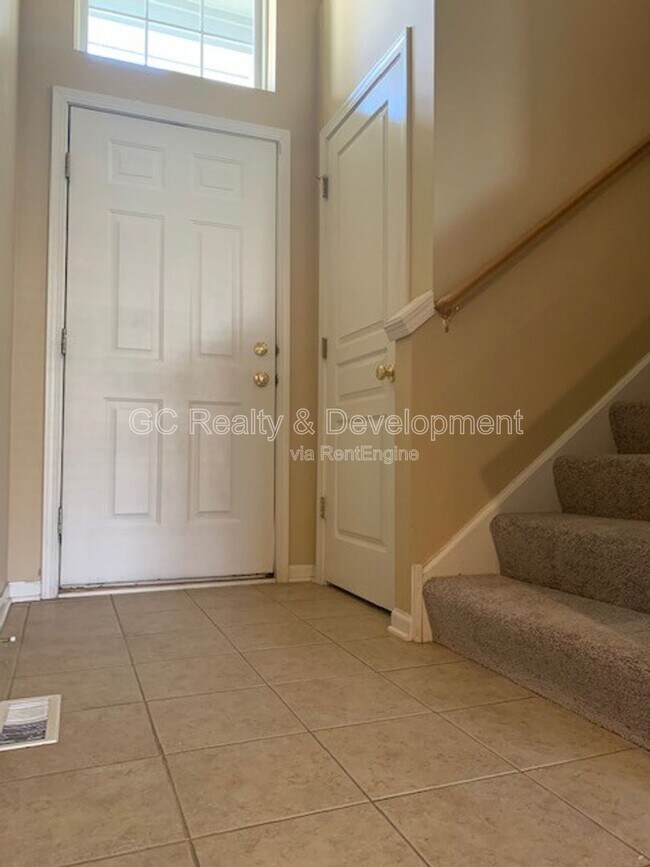 Building Photo - 922 Kings Canyon Dr