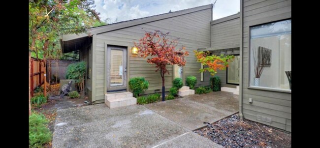 Building Photo - Spacious and beautiful 3 bedroom 2 bath ho...
