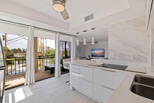 Building Photo - 6145 Sun Blvd