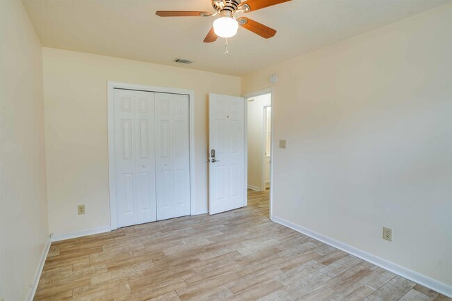 Building Photo - 266 S Villas Ct