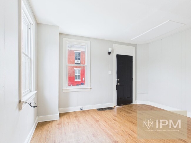 Building Photo - Available Now! Beautiful 3Bedroom, 1 Bath ...