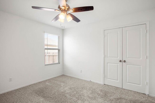 Building Photo - Spacious 3/2 in Kyle with oversized garage
