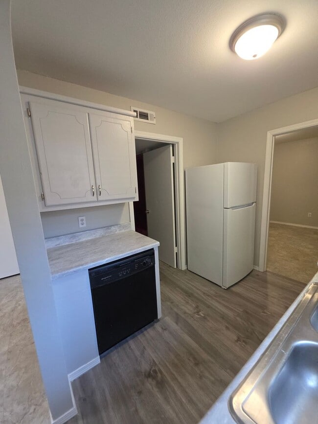 Building Photo - 600-604 East 7th