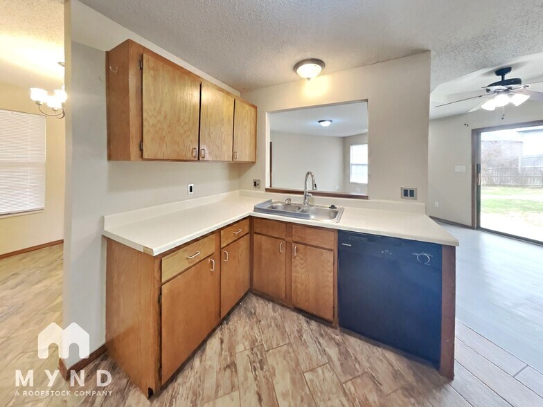 Building Photo - 2527 W Buena Vista St