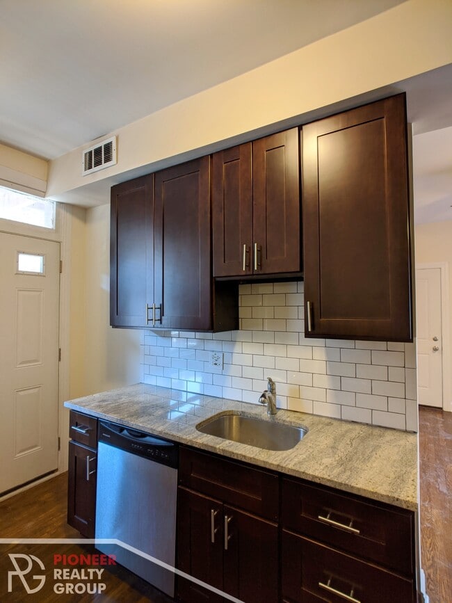 Building Photo - 857 W Cornelia Ave