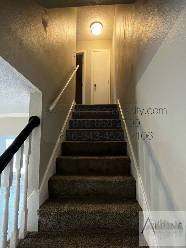 Building Photo - Spacious, 2 Car Garage! Great Location!