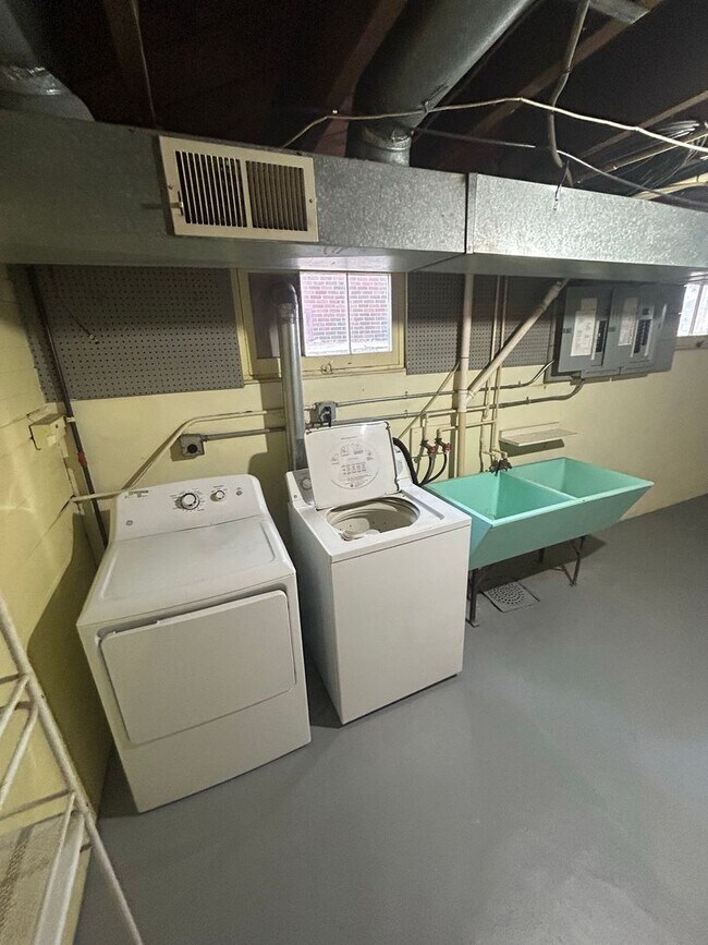 Building Photo - 1439 Vassar Dr