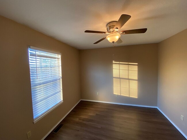 Building Photo - 1244 N Iron Horse Dr