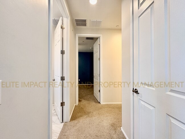 Building Photo - 9731 E Lynx Lk Trl