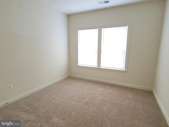 Building Photo - 4066 Finsbury Lane