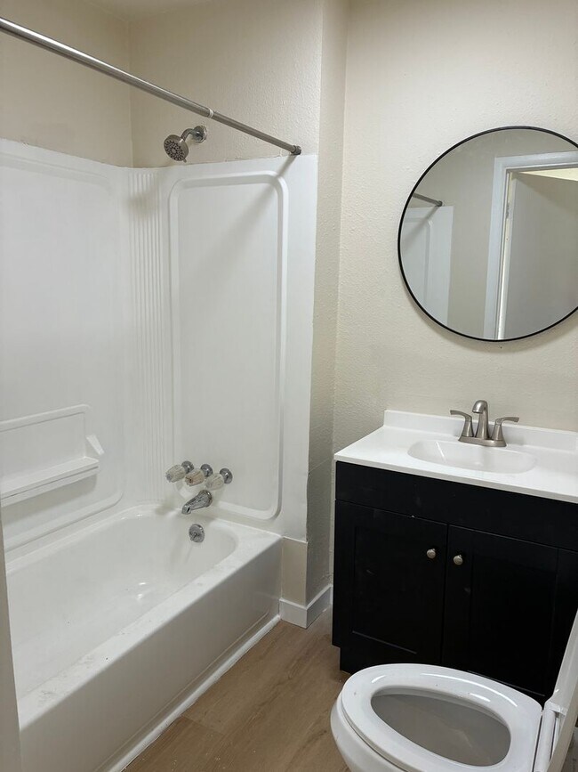 Building Photo - 4 Bedroom, 1 Bedroom Home for Rent