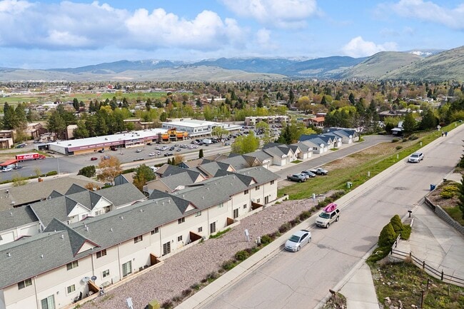 Building Photo - Spacious Sun-filled 3 bed 2.5 Bath Townhouse