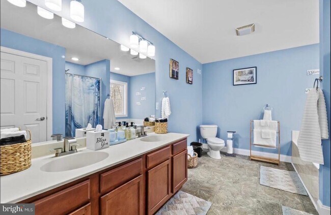 Building Photo - 1141 Riverside Heights W