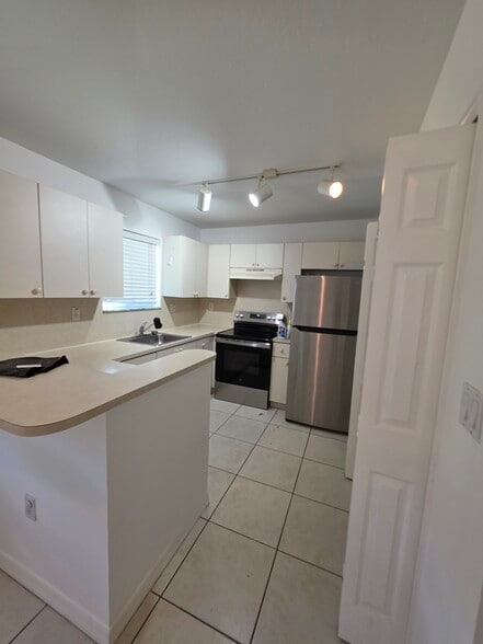 kitchen - 3398 NE 9th Dr
