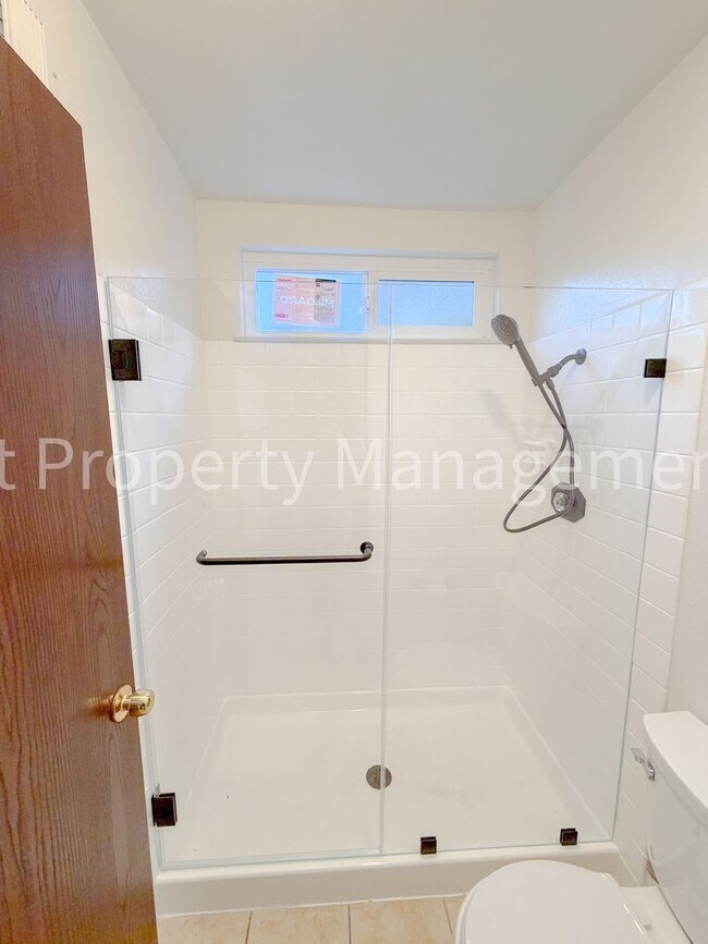 Building Photo - Great Shape Single Family Home near Fremont Bart Station