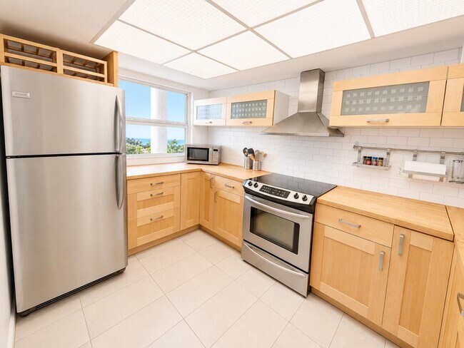 Building Photo - 1069 Hillsboro Mile