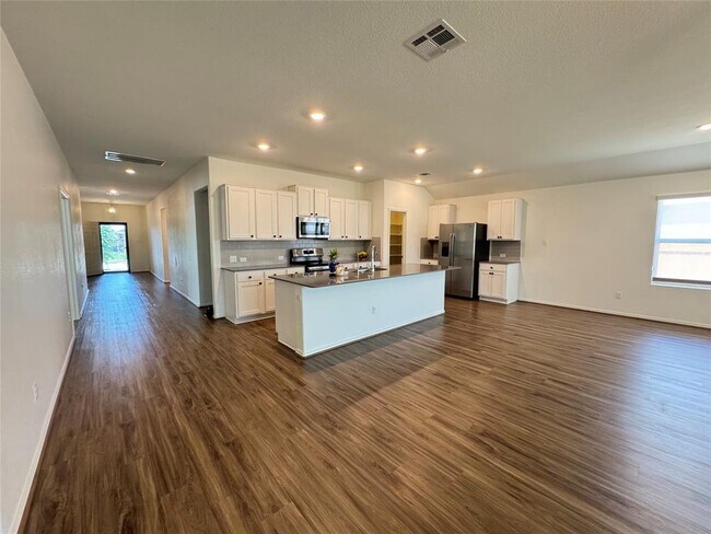 Building Photo - 105 Pearland St