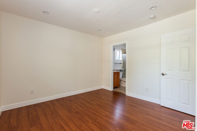 Building Photo - 1206 Beachwood Dr