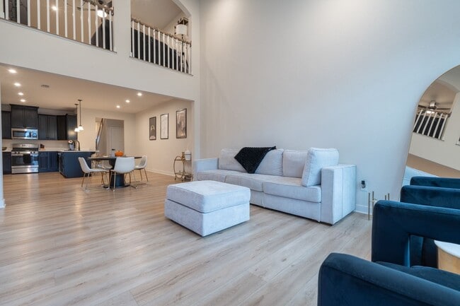 Building Photo - MOVE IN READY 3 Bedroom in Desirable Grass...