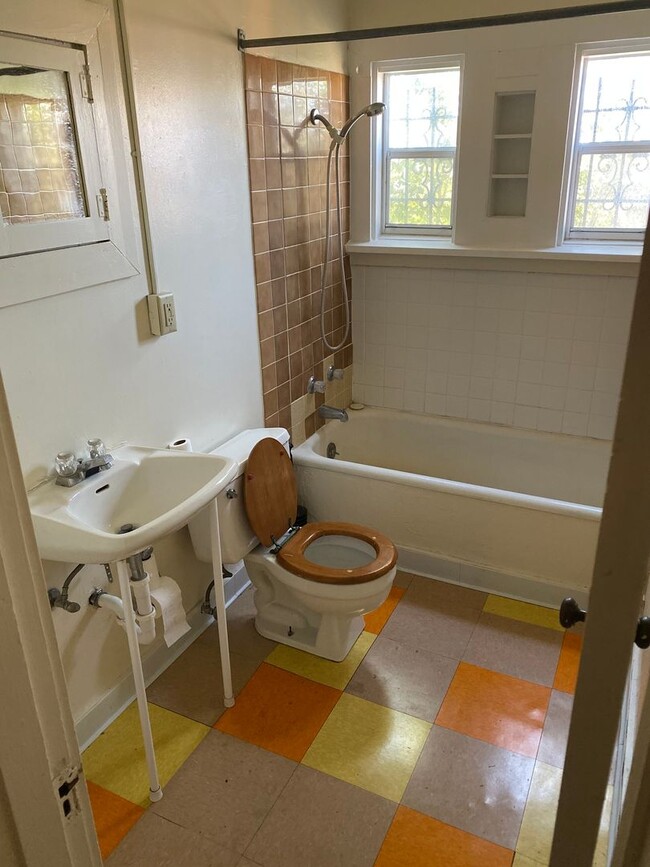 Building Photo - 1 Bedroom with Basement & Enclosed Yard