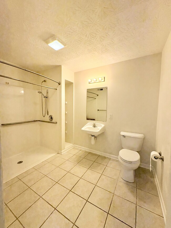 Building Photo - 19 Rose Garden Ln