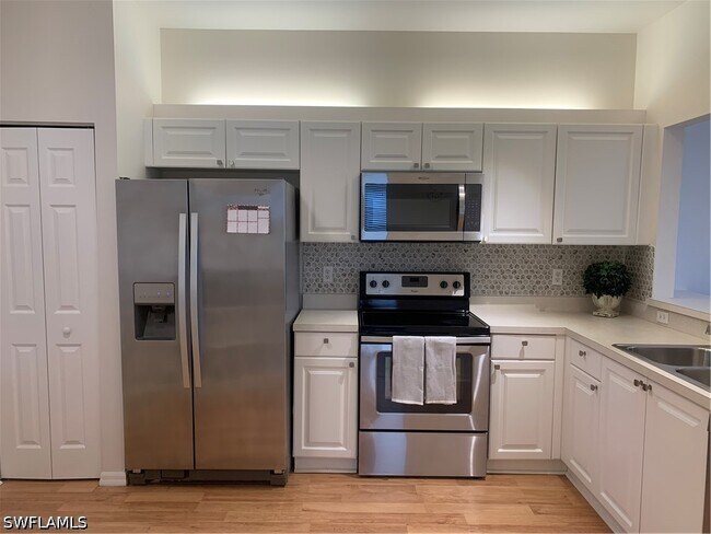 Building Photo - 230 Robin Hood Cir