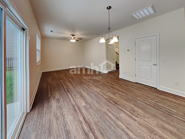 Building Photo - 3024 Esquire Dr