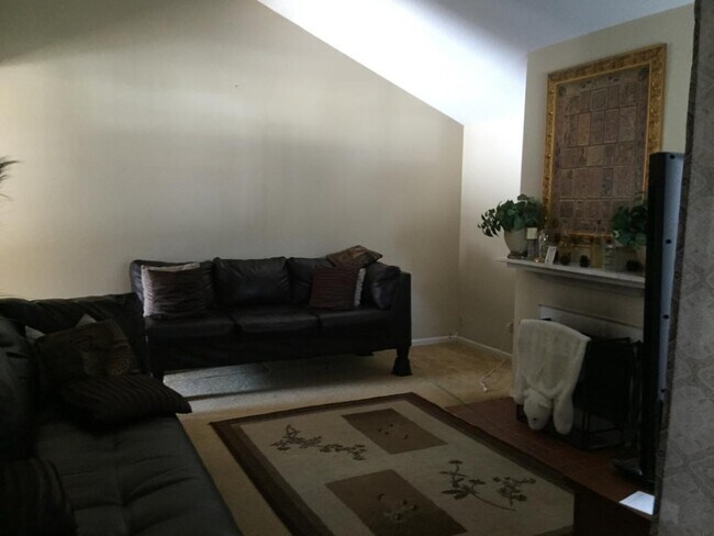 Building Photo - Spacious 2 Bedroom with LOFT!