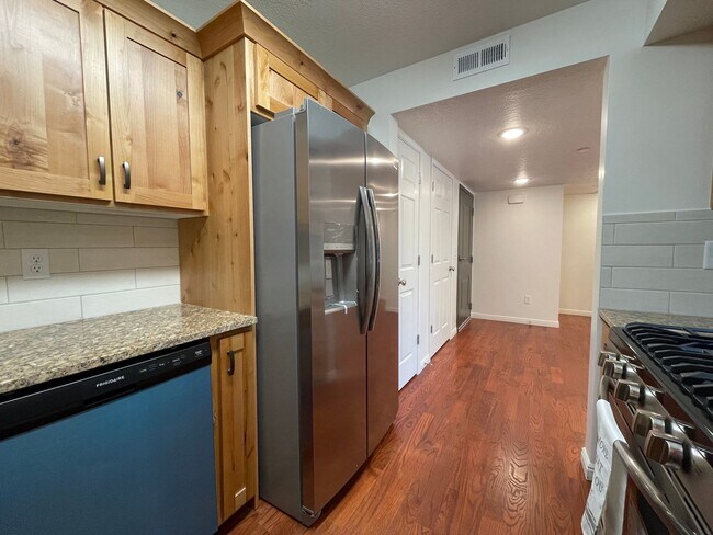 Building Photo - Remodeled 2 Bedroom 2 Bathroom Condo Near BYU