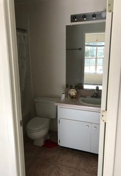 Building Photo - 2879 Thaxton Dr