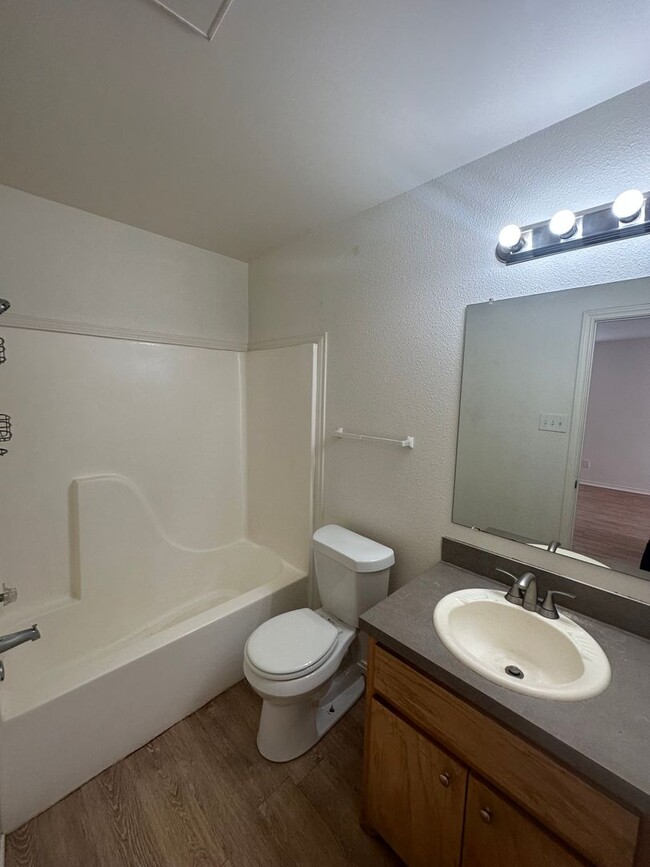 Building Photo - Wonderful updated 2/2/2 off of Milwaukee!