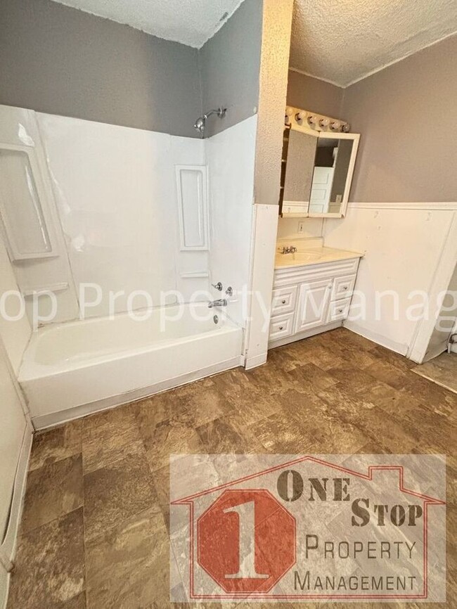 Building Photo - 3 Bedroom 1 Bathroom in Kansas City!
