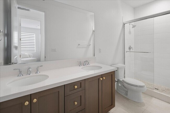 Building Photo - Model-Perfect 5 Bedroom Home in Valencia!