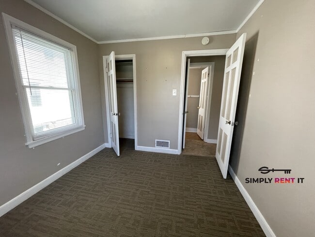 Building Photo - 2 Bedroom Near Campus Available Now!